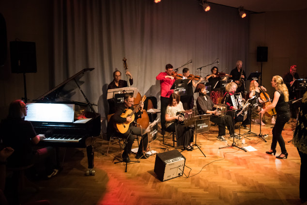 Orquesta At!pica Stuttgart unter Leitung von Judy Ruks bei der Probe.